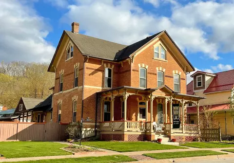 629 Main St, Mcgregor, IA 52157