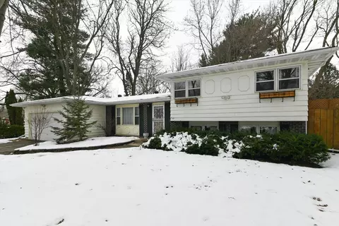 2102 Manor Green Dr, Madison, WI 53711
