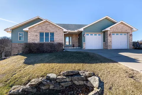 324 Diamond Oaks Dr, Dodgeville, WI 53533