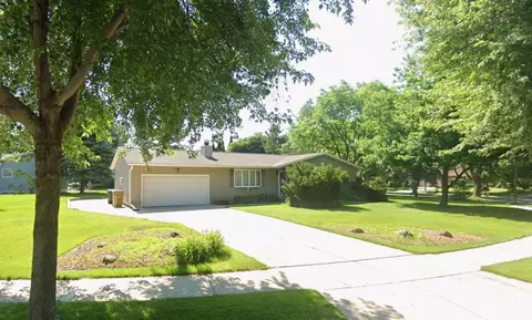 5001 Stonehaven Dr, Madison, WI 53716