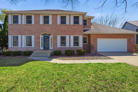 5948 Woods Edge Rd, Fitchburg, WI 53711