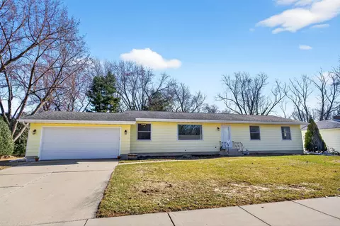 435 Woodview Dr, Sun Prairie, WI 53590