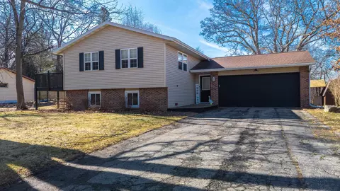 6102 Indian Mound Dr, Mcfarland, WI 53558