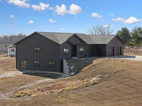 1095 Walnut Dell Rd, Platteville, WI 53818