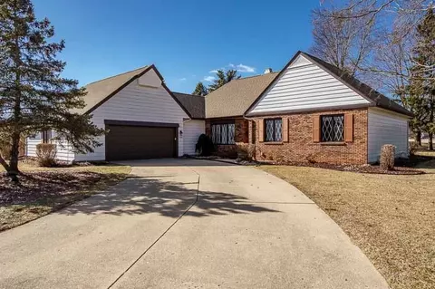 3168 S High Crest Rd, Beloit, WI 53511