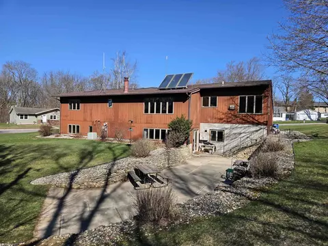 219 James St, Portage, WI 53901