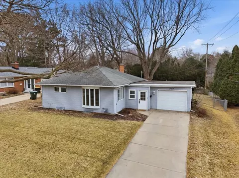 5017 Holiday Dr, Madison, WI 53711