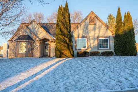 1115 Riverway Ct, Pewaukee, WI 53072