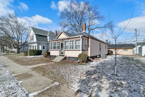 131 E Carroll St, Portage, WI 53901