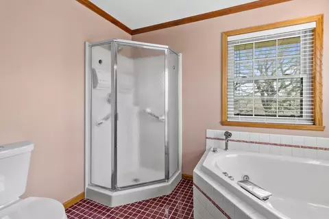 Bath - 6237 S Edgewater Dr, Beloit, WI 53511 photo 3 of 4