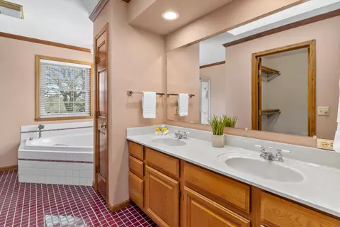 Bath - 6237 S Edgewater Dr, Beloit, WI 53511 photo 2 of 4