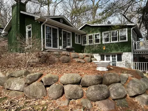 10488 N East Riverview Dr, Edgerton, WI 53534