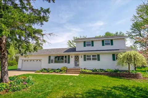 4726 Baxter Rd, Cottage Grove, WI 53527