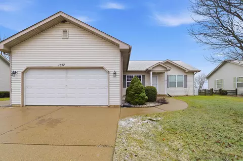 1017 E Pinecrest Ln, Elkhorn, WI 53121