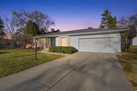 414 Woodview Dr, Sun Prairie, WI 53590