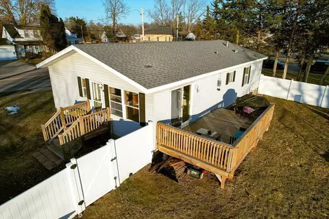 818 E State St, Mauston, WI 53948