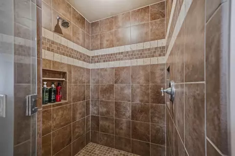 Bath - 852 Augusta Dr, Oregon, WI 53575 photo 6 of 8
