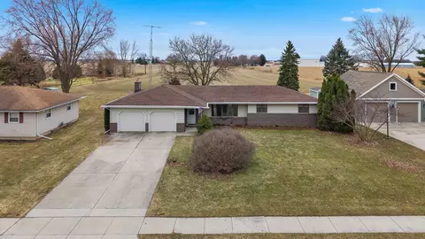 820 E Center St, Juneau, WI 53039