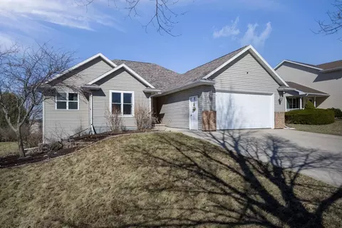 1248 Peninsula Ln, Whitewater, WI 53190
