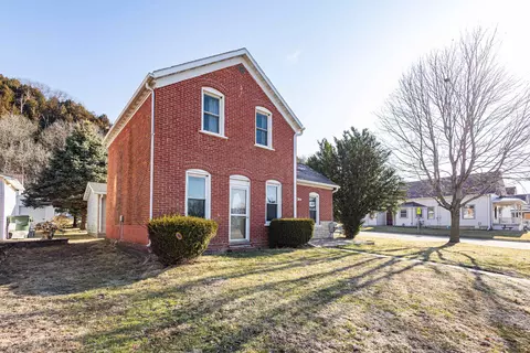 421 E Dewey St, Cassville, WI 53806