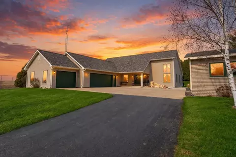 207 W 2nd St, Friesland, WI 53935