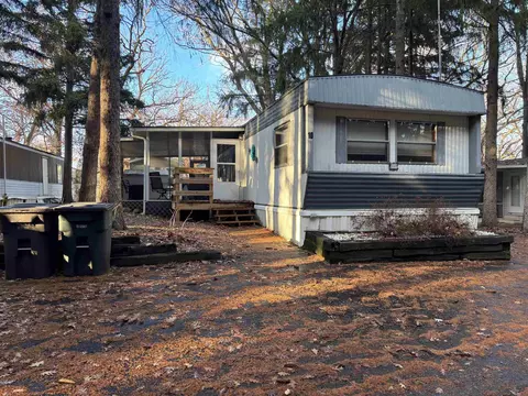10 Shady Pines Rd # P, Lake Mills, WI 53551