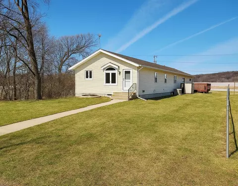 304 Breezy Point Dr, Pardeeville, WI 53954