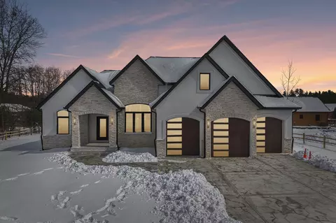 320 Oakbrook Dr, Wisconsin Dells, WI 53965