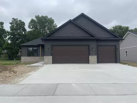 3829 N Woodbury Ln, Janesville, WI 53545