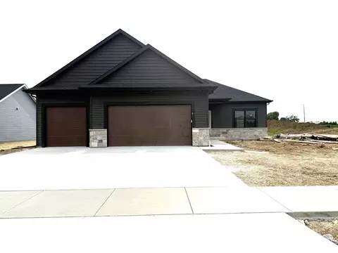 3829 N Woodbury Ln, Janesville, WI 53545