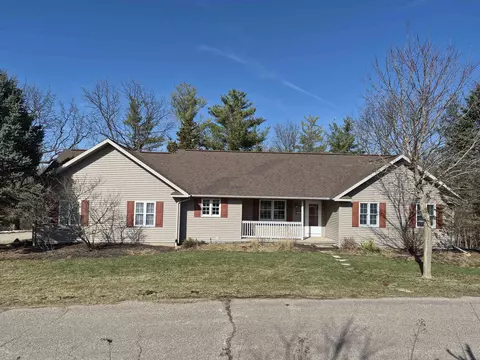 4325 Green Leaf Dr, Dodgeville, WI 53533