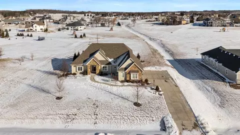 w278n8854 Twin Pine Cir, Hartland, WI 53029
