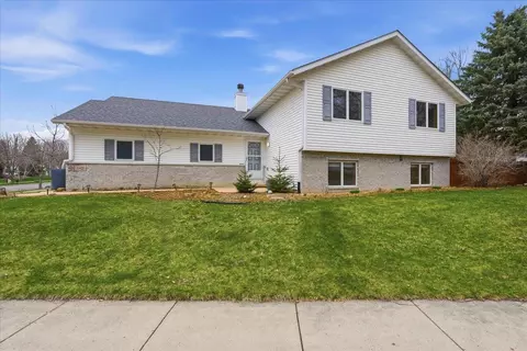 142 Meadow Ridge Ln, Madison, WI 53704