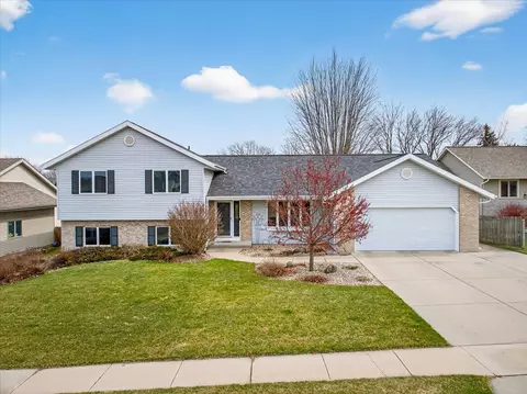 1010 Ganser Dr, Waunakee, WI 53597