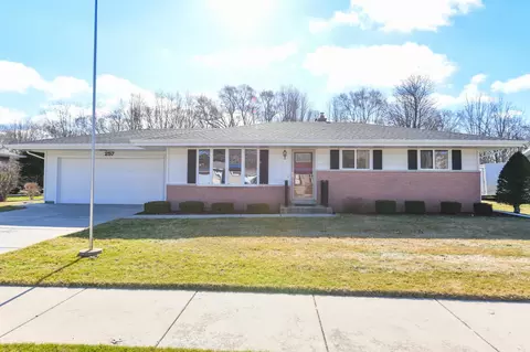 257 Mohawk Rd, Janesville, WI 53545