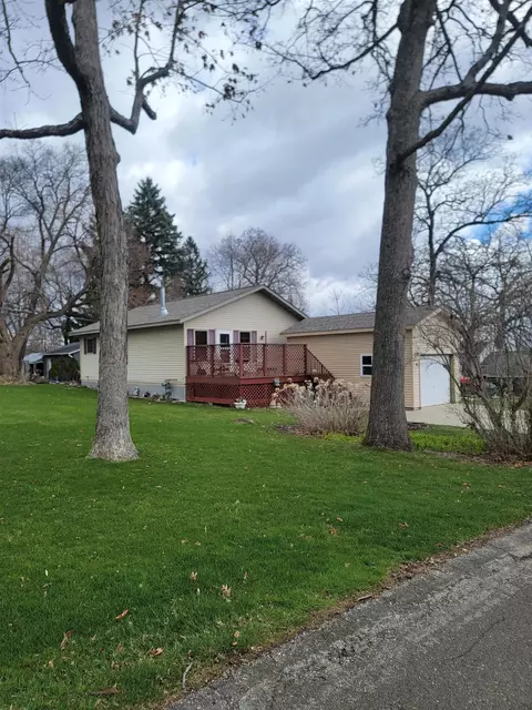 98 Lakeview Ave, Edgerton, WI 53534