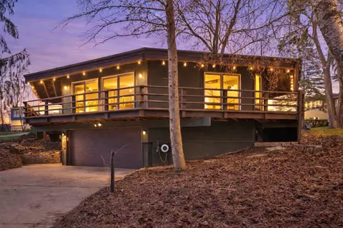 2607 Crestview Ct, Monroe, WI 53566