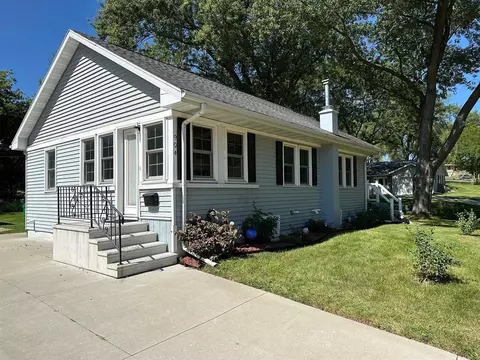 904 Dickinson Ave, Edgerton, WI 53534