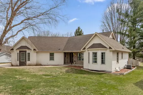 1012 Pine Grove Dr, Reedsburg, WI 53959