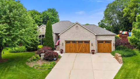 10 Vienna Cir, Madison, WI 53718