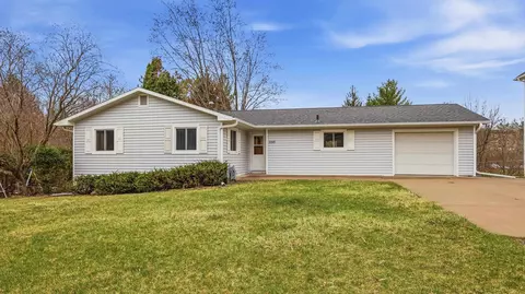1155 Sunset Dr, Platteville, WI 53818