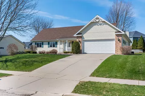 565 Oakwood Dr, Oregon, WI 53575