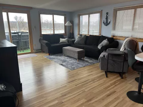 133 S 1st St #5, Harpers Ferry, IA 52146