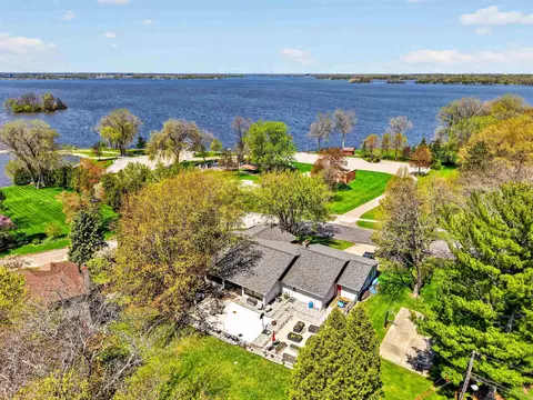 1305 Lake Shore Dr, Beaver Dam, WI 53916