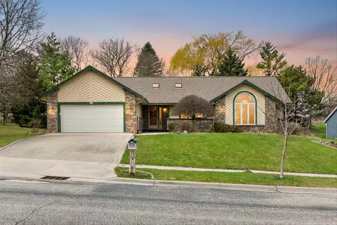 224 Deer Ridge Dr, West Bend, WI 53095