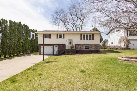 907 S School St, Cuba City, WI 53807