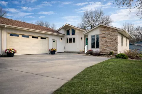 604 W 1st St, Monona, IA 52159