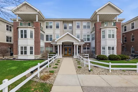 8510 Greenway Blvd #303, Middleton, WI 53562