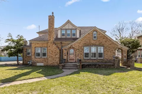 723 Water St, Prairie Du Sac, WI 53578