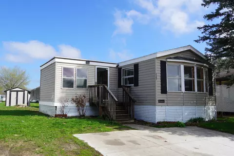 5327 S Sandpiper Ln, La Crosse, WI 54601